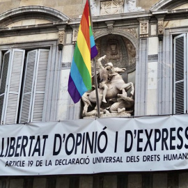 La bandera de l'Arc de Sant Martí penjada a la façana del Palau de la Generalitat.