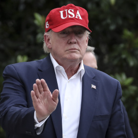 El presidente de EEUU, Donald Trump, saluda a los periodistas a su llegada a la Casa Blanca tras su reciente gira por Europa. EFE/EPA/OLIVER CONTRERAS