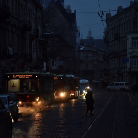  La ciudad de Leópolis, en el oeste de Ucrania, a oscuras tras los ataques rusos a las infraestructuras eléctricas. REUTERS/Pavlo Palamarchuk