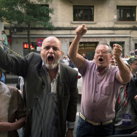 Simpatizantes de Pedro Sánchez celebran los primeros resultados ante la sede del PSOE en la calle Ferraz, donde se encuentran los candidatos a la Secretaría General para seguir el escrutinio de las elecciones primarias en el partido. Con el 71,4 por cie