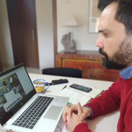 Primer pla de perfil del president del Parlament, Roger Torrent, reunit amb la Mesa per videoconferència