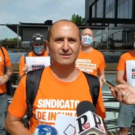 El Sindicato de Inquilinas y afectados por los contratos abusivos de alquiler entregan a Blackstone una citación para ir a juicio.