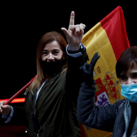 Vecinos del madrileño barrio de Salamanca se manifiestan contra el Gobierno por su gestión en la crisis del coronavirus, este sábado en Madrid. EFE/ Mariscal