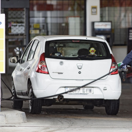 Un hombre reposta carburante en una estación de servicio. E.P./Eduardo Parra