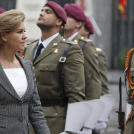 La ministra de Defensa, María Dolores de Cospedal, pasando revista a las tropas. Archivo EFE