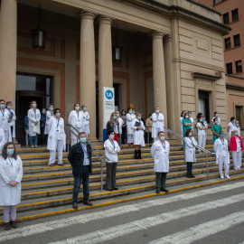 Professionals sanitaris guarden dos minuts a l'Hospital Vall d'Hebron en record als sanitaris morts de Covid-19. L'atur ha estat convocat pel Consell de Col·legis de Metges de Catalunya i altres col·legis professionals de l'àmbit de la salut. David Zor