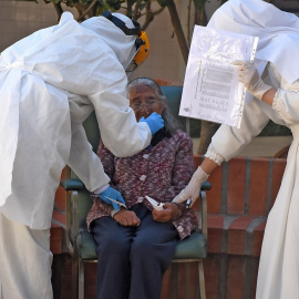 Personal de salud realiza pruebas para detectar casos de covid-19 en el Hogar San José de la tercera edad en Bolivia. /EFE/Jorge Ábrego