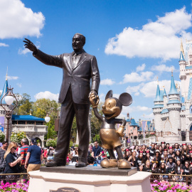 Estatua de Walt Disney y Mickey Mouse en el Disneyland de Orlando. -Pixabay