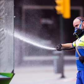 21/04/2020.- Un trabajador de LIMASA desinfecta el mobiliario urbano en el centro de Málaga, este martes, una jornada en la que Andalucía alcanza 11.689 casos de coronavirus y 1.017 fallecidos, en la sexta semana de confinamiento en el estado de alarma 
