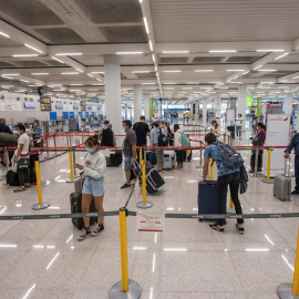 GRAF7750. PALMA DE MALLORCA, 08/06/2020.- Varios viajeros esperan para acceder a los mostradores de facturación en el aeropuerto de Palma de Mallorca este lunes, primer día en fase 3 que elimina restricciones el transporte aéreo y marítimo regular com