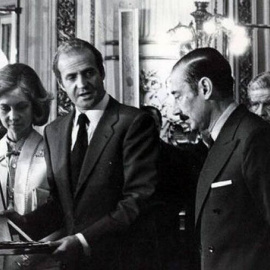  El rey Juan Carlos hace entrega al dictador Videla de la distinción de la Orden de Isabel la Católica