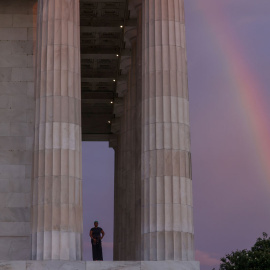 Un arcoíris sobre el monumento a Lincoln, en Washington, EEUU.- REUTERS