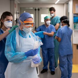 Professionals sanitaris es protegeixen abans d'estar en contacte amb un malalt de coronavirus a l'Hospital Clínic. Francisco Avia / Hospital Clínic de Barcelona