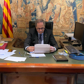 El president de la Generalitat, Quim Torra, en un moment de la reunió telemàtica amb el conseller d'Interior, Miquel Buch, i la consellera de Salut, Alba Vergés. Imatge del 17 de març de 2020. (Horitzontal). Rubén Moreno | Presidència | ACN