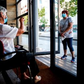 Un familiar visita a una anciana en una residencia. EFE/ Quique García/Archivo