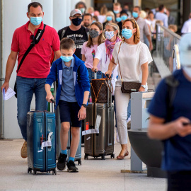 Una familia de turistas llega al Aeropuerto de Palma de Mallorca. EFE/ Cati Cladera