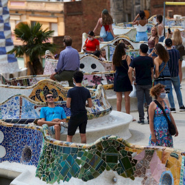Varios visitantes en el parque Güell de Barcelona este sábado. EFE/Alejandro García