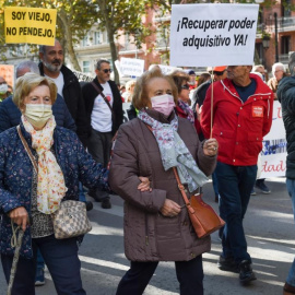 Una mujer sujeta un cartel en una manifestación para exigir una mejora de las pensiones y de los salarios acordes al IPC real, a 19 de noviembre de 2022. -Gustavo Valiente / EUROPA PRESS