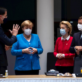 Mark Rutte, Angela Merkel, Ursula von der Leyen y  Emmanuel Macron, reunidos en Bruselas. EFE.