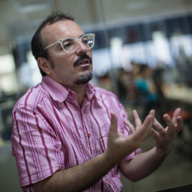 Bernardo Gutiérrez, autor de 'Pasado Mañana', durante la entrevista con Público. JAIRO VARGAS