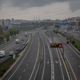 Autopista propera a Barcelona gairebé buida durant el confinament. EUROPA PRESS / DAVID ZORRAKINO