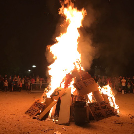 Foguera de Sant Joan organitzada pel col·lectiu La Xemeneia de cultura popular.