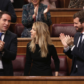 El presdidente del PP, Pablo Casado, el secretario general, Teodoro Garcia Egea, y el resto de los diputados del grupo aplauden a la portavoz en el Congreso, Cayetana Álvarez de Toledo, tras su intervención en la primera sesión de control al Gobierno e