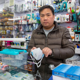 Empresarios chinos donan material sanitario a la policia. EFE/Raquel Manzanares