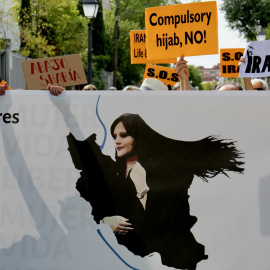 Varias personas con carteles participan en una concentración frente a la embajada de Irán en protesta por la muerte de Masha Amini, a 28 de septiembre de 2022, en Madrid (España). -Cézaro De Luca / Europa Press
