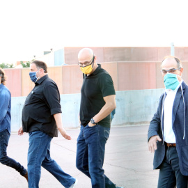 Els presos independentistes Jordi Turull, Raül Romeva, Oriol Junqueras i Jordi Cuixart surten caminant de la presó de Lledoners. MAR MARTÍ / ACN