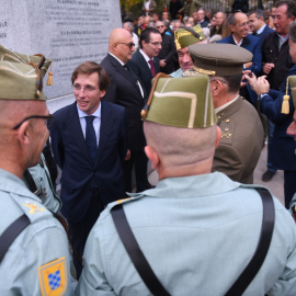 El alcalde de Madrid, José Luis Martínez-Almeida, habla con unos legionarios en la inauguración de la Estatua al Legionario, a 8 de noviembre de 2022, en Madrid (España). -Fernando Sánchez / Europa Press