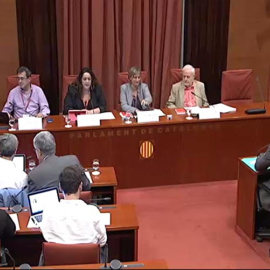 Carlos Enrique Bayo y Patricia López (sentados a la izquierda), durante su intervención en la Comisión de Investigación sobre la Operación Catalunya. /PÚBLICO