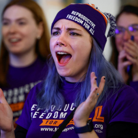  Mujeres celebran el resultado de la votación anticipada de la medida que consagra el derecho al aborto en Detroit, Michigan, a 8 de noviembre de 2022. -REUTERS