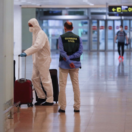 12/05/2020 - Viajeros procedentes de Amsterdam (Holanda) a su llegada al aeropuerto de El Prat (Barcelona) el pasado martes. / EFE - ALEJANDRO GARCÍA