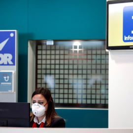 Una trabajadora del aeropuerto de Fiumicino en Roma se protege con una máscara después de que se confirmara el primer caso de coronavirus en Italia. REUTERS/Yara Nardi