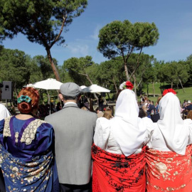 Chulapos y chulapas durante las fiestas de San Isidro 2019. (Carlos Perez / EFE)