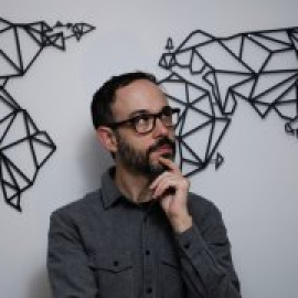 Miguel Anómalo: "Las teorías conspiranoicas alimentan a los antisistema, sobre todo a los de Vox"