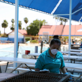 Una trabajadora desinfecta un merendero en un parque de Mesa, Arizona (EE.UU)./REUTERS