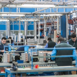 Obreros trabajando en una planta Industrial. E.P.