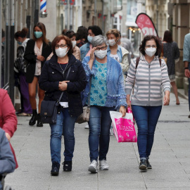 Varias personas con mascarilla caminan por la calle de Viviero, Lugo. EFE/ Eliseo Trigo