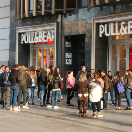 Cola de gente para entrar en una tienda del Portal de l'Àngel (Barcelona) / ACN