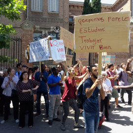 Imagen de la protesta de este lunes frente a la Secretaría General de Inmigración e Inmigración.- PÚBLICO
