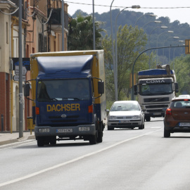 Dos camions circulen per la N-II a Bàscara. ACN / ALEIX FREIXAS