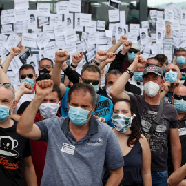 Trabajadores de Nissan protestan ante el concesionario de la marca en Granollers en el marco de las concentraciones que los trabajadores de la empresa realizan este viernes ante los concesionarios más importantes del área de Barcelona tras el anuncio de