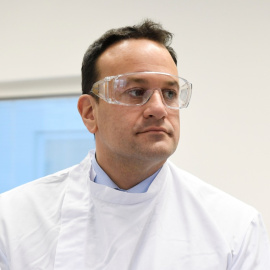 El primer ministro irlandés, Leo Varadkar, visita el Laboratorio Nacional de Referencia de Virus UCD, University College Dublin, en medio del brote de coronavirus. / EUROPA PRESS