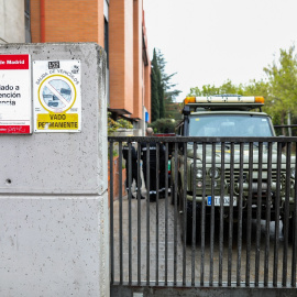 Un vehículo del Ejército, aparcado en el garaje una residencia para personas con discapacidad donde los militares de la UME han acudido para llevar a cabo tareas de desinfección. E.P./Jesús Hellín