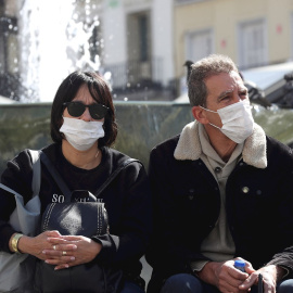 13/03/2020.- Ciudadanos con mascarillas este viernes en las calles del centro de Madrid, para evitar el riesgo de contagio de COVID-19. EFE/Kiko Huesca.