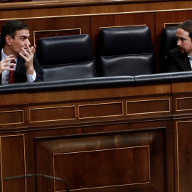 El presidente del Gobierno, Pedro Sánchez, y el vicepresidente de Derechos Sociales Pablo Iglesias, durante el pleno del Congreso que debate la prórroga del estado de alarma. EFE/Mariscal POOL
