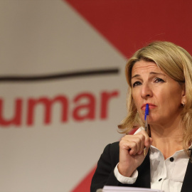 La vicepresidenta segunda y ministra de Trabajo y Economía Social, Yolanda Díaz, atiende durante un acto de escucha de la plataforma 'Sumar', en el World Trade Centre, a 17 de diciembre de 2022, en Zaragoza, Aragón (España). -Fabián Simón / Europa P