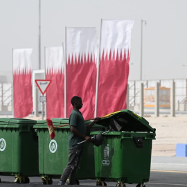  El personal de limpieza limpia las calles de Catar.- AFP